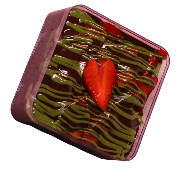 Dubai Surprise dessert with strawberries, 300g pudding jar